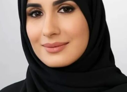 الكاتبة فاطمة الحوسنية في مجلس الحكواتي الكاتبة فاطمة الحوسنية في مجلس الحكواتي