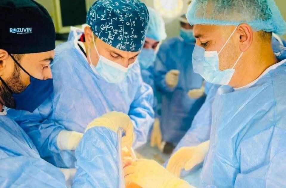تدريسي في كلية طب المستنصرية يجري عملية تبديل مفصل الركبة الكامل تعيد الأمل لمريض في الخمسين بالعمر في مستشفى اليرموك التعليمي