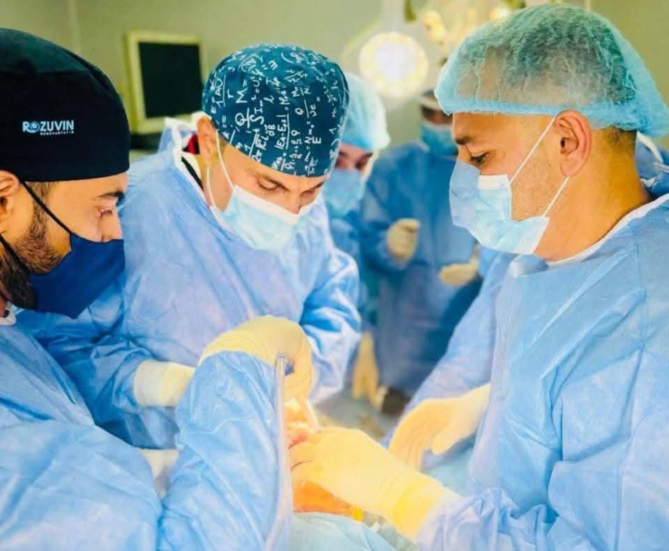 تدريسي في كلية طب المستنصرية يجري عملية تبديل مفصل الركبة الكامل تعيد الأمل لمريض في الخمسين بالعمر في مستشفى اليرموك التعليمي