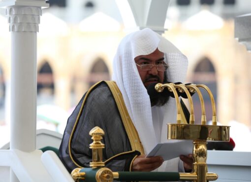 معالي الشيخ الدكتور عبدالرحمن السديس يؤم المصلين لصلاة الجمعة بالمسجد الحرام