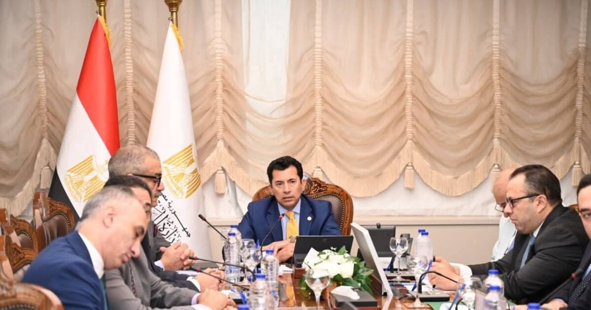 وزير الشباب والرياضة يجتمع بمديري المديريات واللجنة القانونية لوضع الآليات التنظيمية للتنفيذ