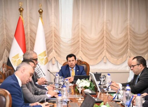 وزير الشباب والرياضة يجتمع بمديري المديريات واللجنة القانونية لوضع الآليات التنظيمية للتنفيذ وزير الشباب والرياضة يجتمع بمديري المديريات واللجنة القانونية لوضع الآليات التنظيمية للتنفيذ