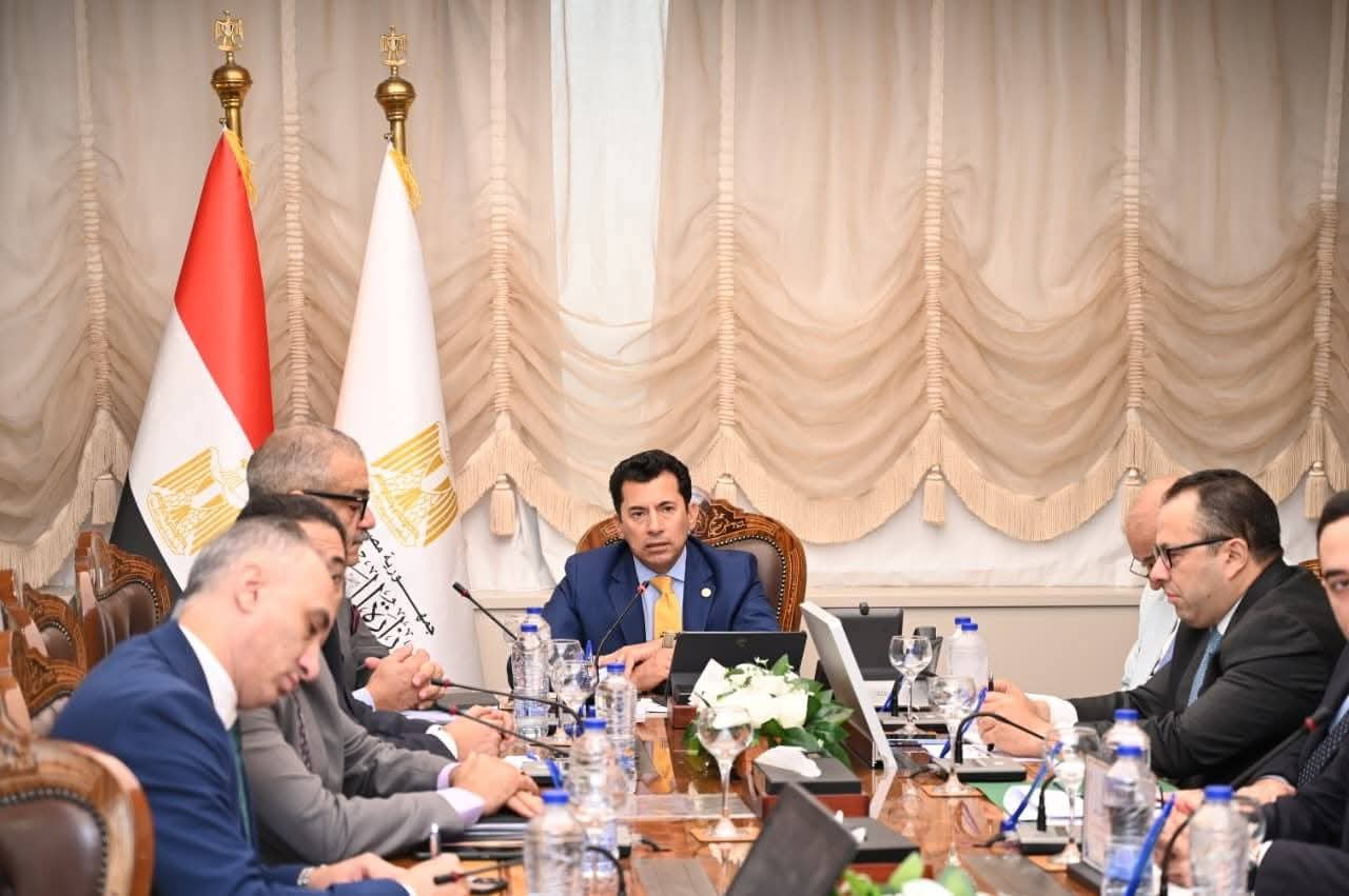وزير الشباب والرياضة يجتمع بمديري المديريات واللجنة القانونية لوضع الآليات التنظيمية للتنفيذ