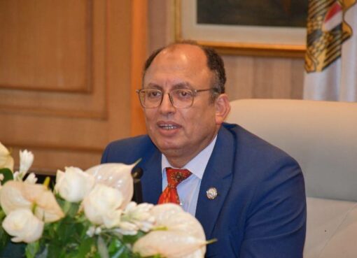 رئيس جامعة حلوان يعقد مؤتمرًا صحفيًا ويكرم الإعلاميين المتميزين في بداية العام الجامعي الجديد رئيس جامعة حلوان يعقد مؤتمرًا صحفيًا ويكرم الإعلاميين المتميزين في بداية العام الجامعي الجديد