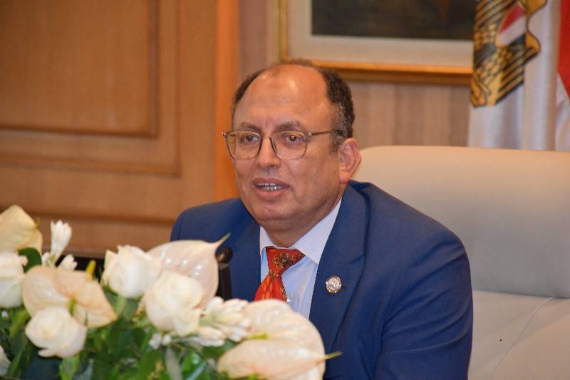 رئيس جامعة حلوان يعقد مؤتمرًا صحفيًا ويكرم الإعلاميين المتميزين في بداية العام الجامعي الجديد