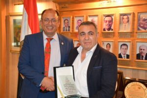 رئيس جامعة حلوان يعقد مؤتمرًا صحفيًا ويكرم الإعلاميين المتميزين في بداية العام الجامعي الجديد