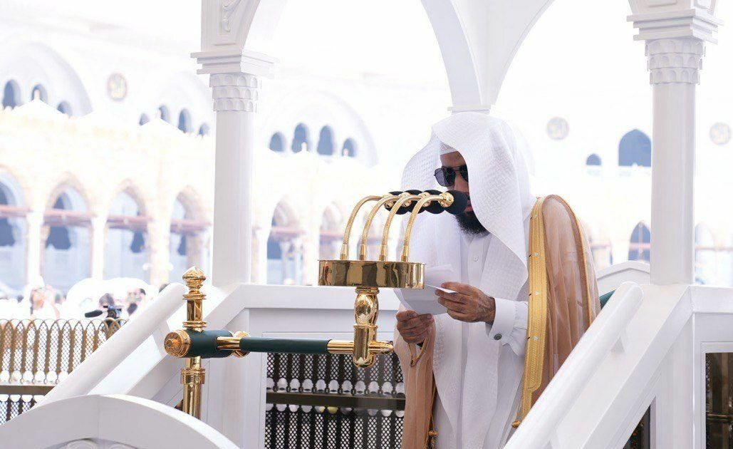 الشيخ الدكتور عبدالله بن عواد الجهني يؤم المصلين لصلاة الجمعة بالمسجد الحرام