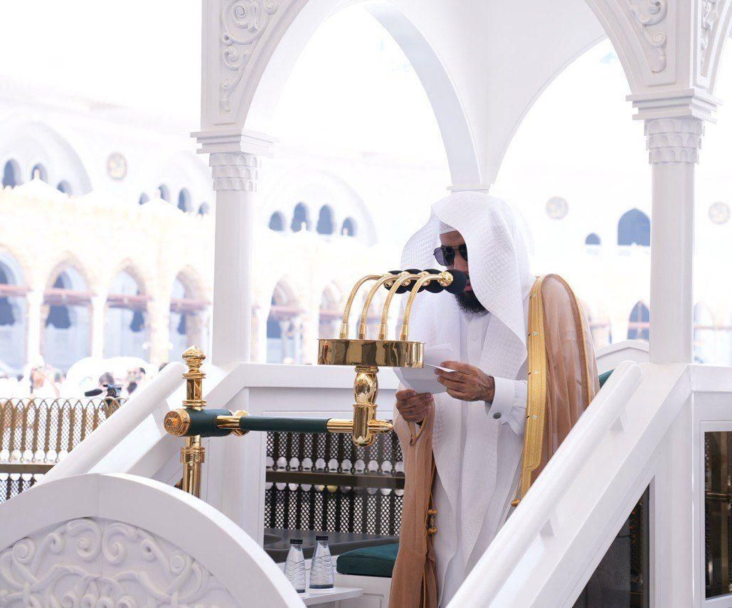 الشيخ الدكتور عبدالله بن عواد الجهني يؤم المصلين لصلاة الجمعة بالمسجد الحرام