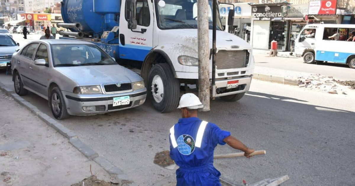 شركة مياه مطروح ترفع درجة الاستعداد القصوى وتبدأ بتطهير شبكات صرف مياه الأمطار استعدادًا لموسم الشتاء