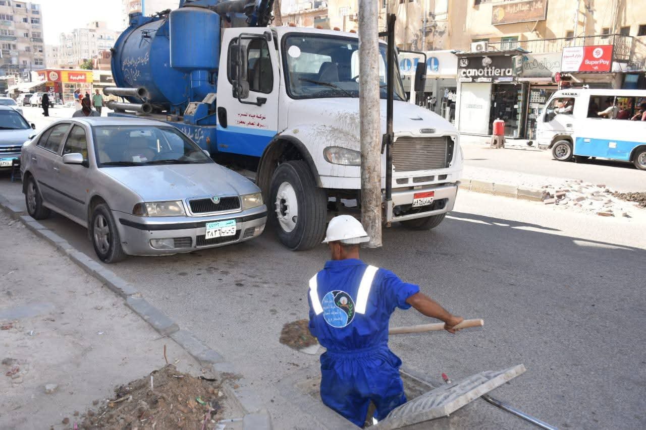 شركة مياه مطروح ترفع درجة الاستعداد القصوى وتبدأ بتطهير شبكات صرف مياه الأمطار استعدادًا لموسم الشتاء