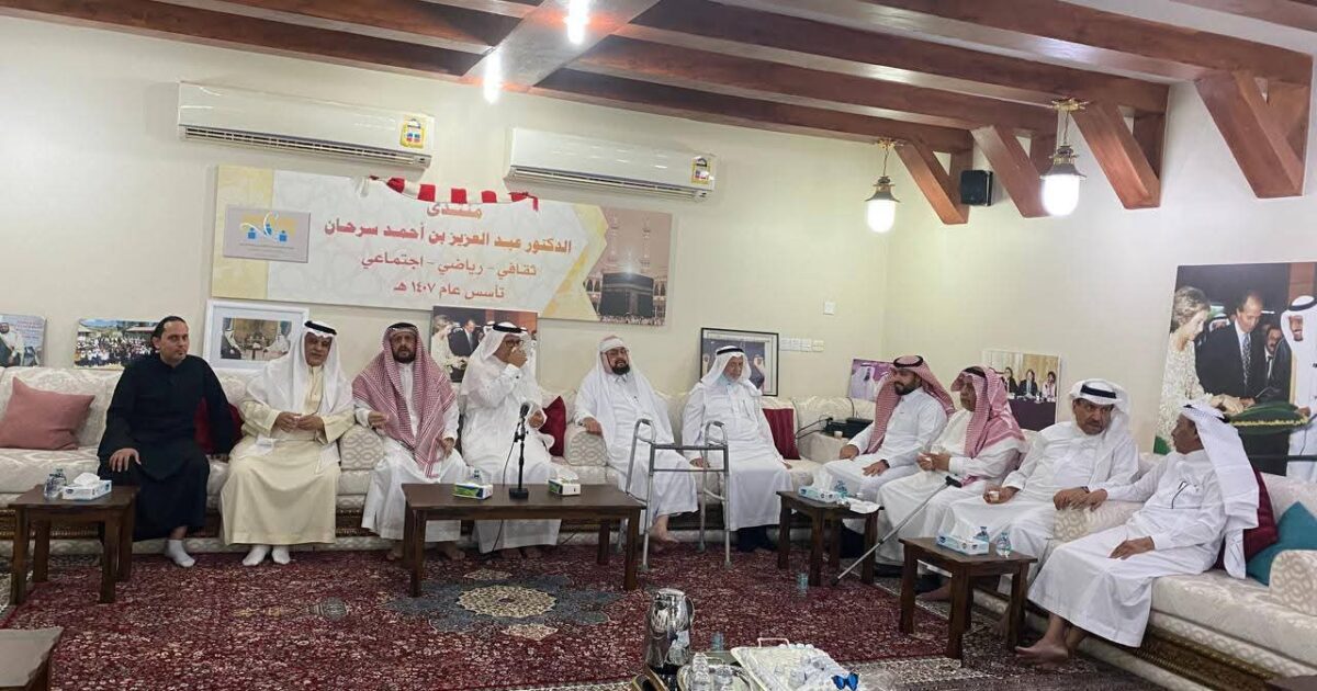 أهالي منطقة مكة يزورون معالي الدكتورعبدالعزيز سرحان للاطمئنان على صحته