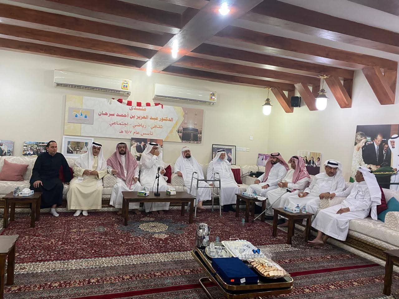 أهالي منطقة مكة يزورون معالي الدكتورعبدالعزيز سرحان للاطمئنان على صحته