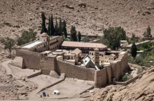رئيس أساقفة دير “سانت كاترين” يواجه اتهامات بسوء أستخدام سلطاته وإثارة الفتن