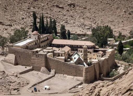 رئيس أساقفة دير "سانت كاترين" يواجه اتهامات بسوء أستخدام سلطاته وإثارة الفتن