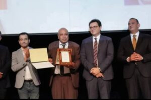 وزير الثقافة يكرم الكاتب مجدي مرعي موجه عام التربية المسرحية بالإسماعيلية