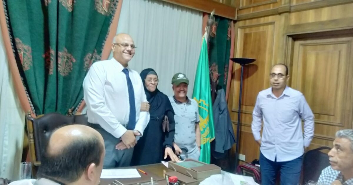 سيدة مسنة لمحافظ القليوبية: "ربنا يخليك للغلابة" بعد حل مشكلتها