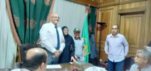 سيدة مسنة لمحافظ القليوبية: "ربنا يخليك للغلابة" بعد حل مشكلتها