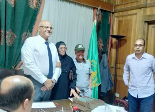 سيدة مسنة لمحافظ القليوبية: “ربنا يخليك للغلابة” بعد حل مشكلتها سيدة مسنة لمحافظ القليوبية: "ربنا يخليك للغلابة" بعد حل مشكلتها