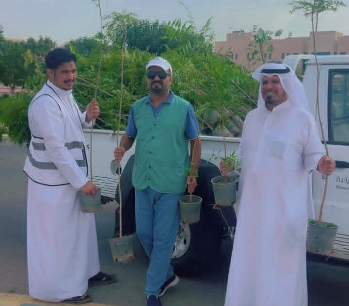 بيئة الجموم تنفذ مبادرة لتشجير مدخل قيادة أمن الحج والعمرة بـ 1000 شتلة