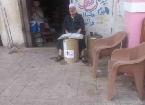 صورة التقطها جار في الفيوم لرجل يقرأ القرآن داخل محل..تشعل قلوب رواد السوشيال ميديا صورة التقطها جار في الفيوم لرجل يقرأ القرآن داخل محل..تشعل قلوب رواد السوشيال ميديا