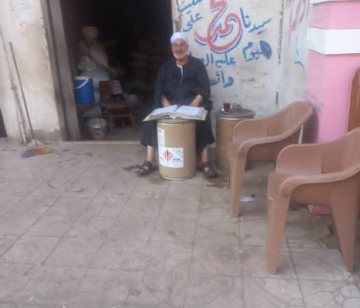صورة التقطها جار في الفيوم لرجل يقرأ القرآن داخل محل..تشعل قلوب رواد السوشيال ميديا
