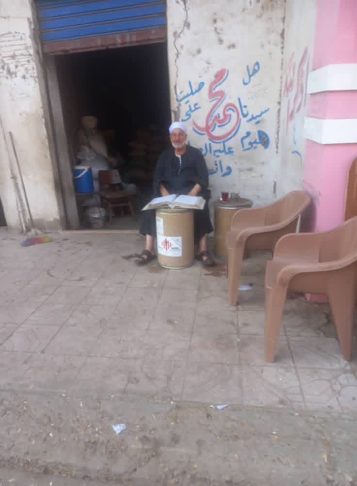 صورة التقطها جار في الفيوم لرجل يقرأ القرآن داخل محل..تشعل قلوب رواد السوشيال ميديا
