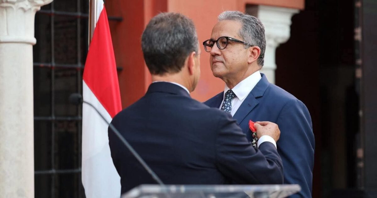 رئيس جامعة حلوان يهنئ الدكتور خالد العناني بمناسبة منحه وسام جوق الشرف الفرنسي