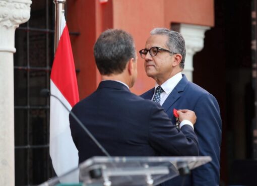 رئيس جامعة حلوان يهنئ الدكتور خالد العناني بمناسبة منحه وسام جوق الشرف الفرنسي رئيس جامعة حلوان يهنئ الدكتور خالد العناني بمناسبة منحه وسام جوق الشرف الفرنسي