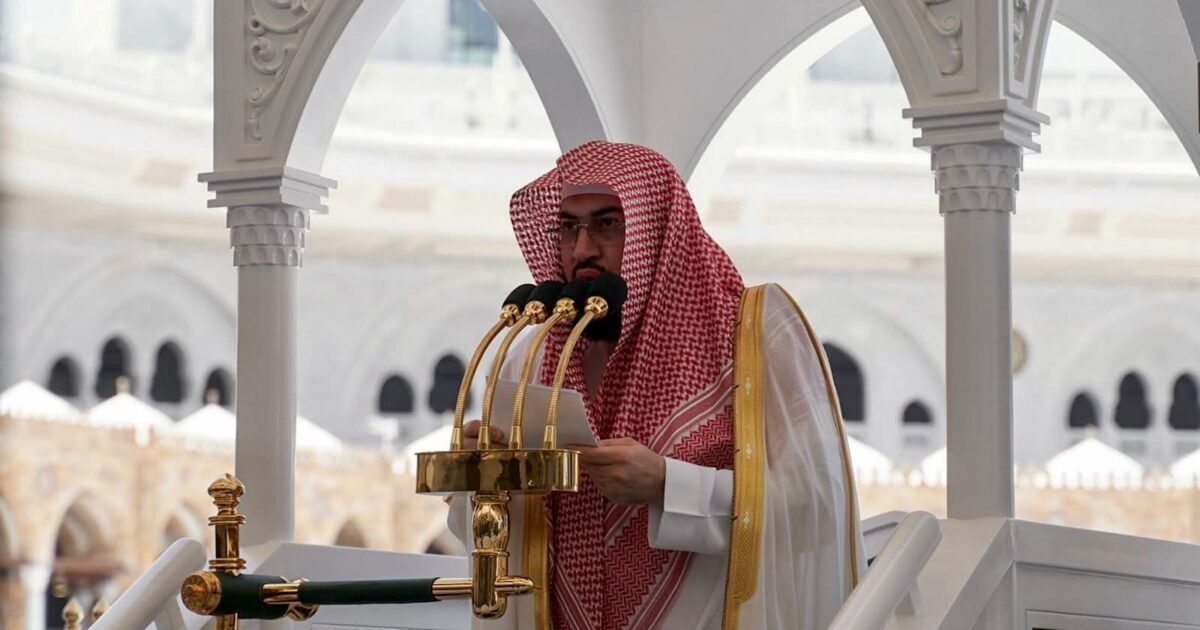 الشيخ الدكتور بندر بن عبدالعزيز بليلة يؤم المصلين لصلاة الجمعة بالمسجد الحرام