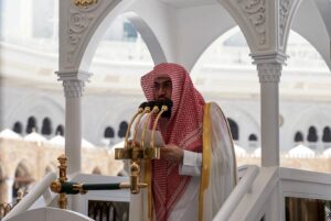 الشيخ الدكتور بندر بن عبدالعزيز بليلة يؤم المصلين لصلاة الجمعة بالمسجد الحرام