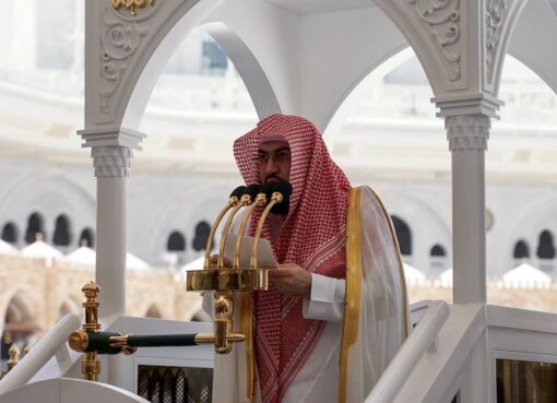 الشيخ الدكتور بندر بن عبدالعزيز بليلة يؤم المصلين لصلاة الجمعة بالمسجد الحرام الشيخ الدكتور بندر بن عبدالعزيز بليلة يؤم المصلين لصلاة الجمعة بالمسجد الحرام
