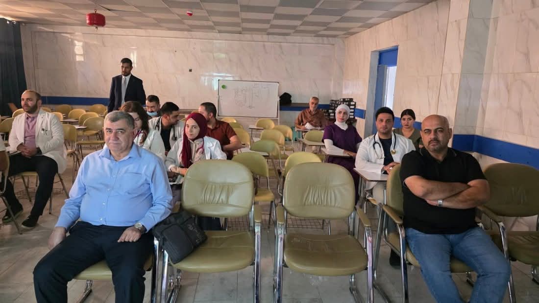 تدريسي في كلية طب المستنصرية يلقي محاضرة علمية عن الدليل الإرشادي للتدبير السريري لمرض الكبد الكحولي
