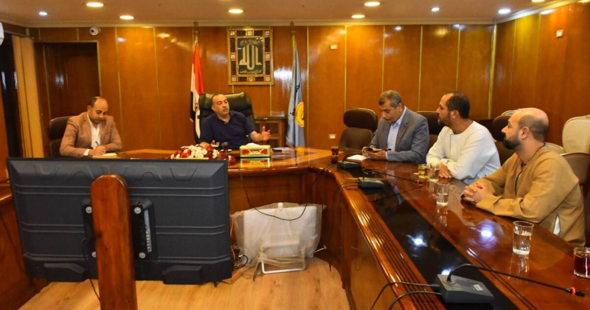 محافظ أسيوط يطلق حزمة مبادرات لدعم الفلاحين وتنمية مشروعات الثروة الداجنة 