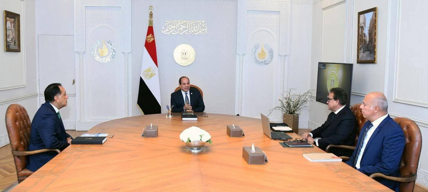 الرئيس السيسى يجتمع برئيس الوزراء ووزير الصحة والسكان 