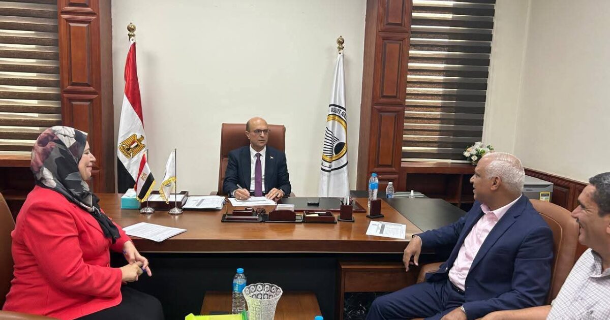 المنشاوي يجتمع للاستعداد للعام الدراسي وتنسيق القبول بجامعة أسيوط الأهلية