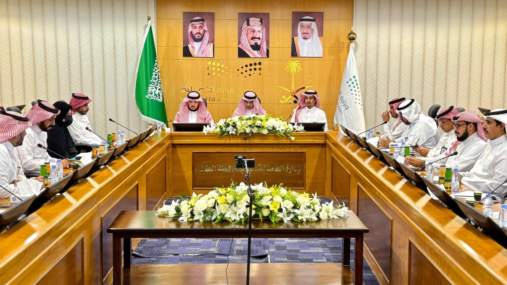 مدير عام التعليم بمحافظة الطائف يرأس اجتماع اللجنة التنفيذية الـ ٢٣ في تعليم الطائف 