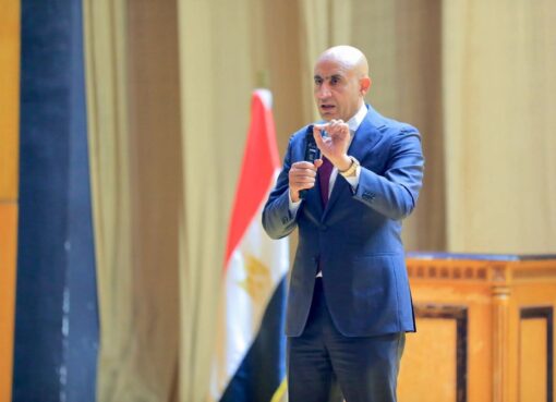 لن يكون مقبولا تجاوز كثافة الطلاب داخل الفصول عن 50 طالبا أو وجود أي عجز بمعلمي المواد