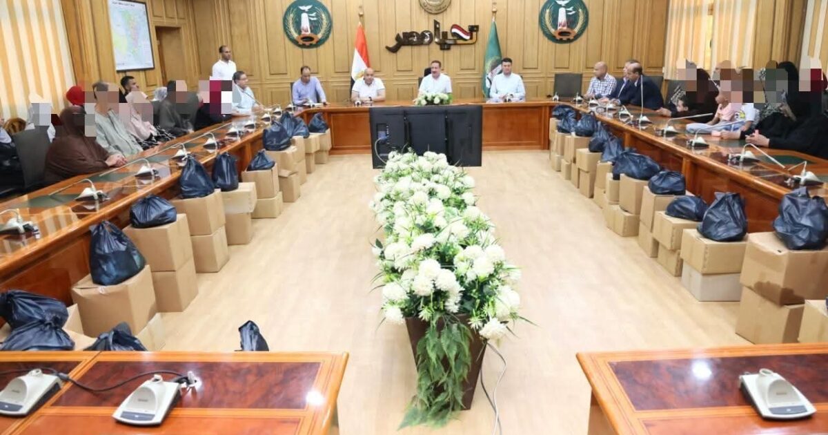 محافظ المنوفية يوزّع مساعدات مالية على 55 حالة إنسانية بقيمة نصف مليون جنيه 