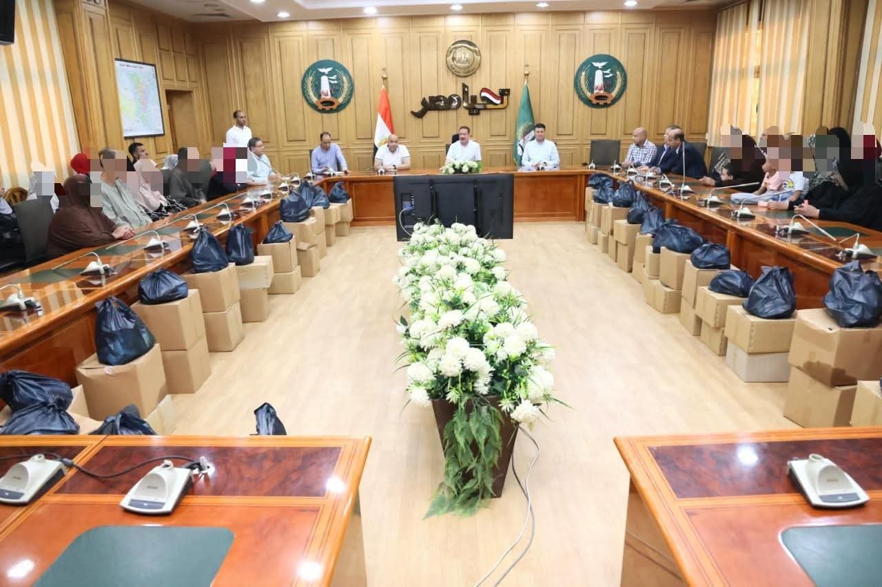 محافظ المنوفية يوزّع مساعدات مالية على 55 حالة إنسانية بقيمة نصف مليون جنيه 