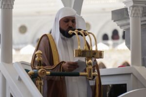 الشيخ الدكتور ماهر بن حمد المعيقلي، يؤم المصلين لصلاة الجمعة بالمسجد الحرام