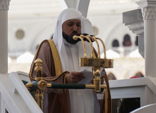 الشيخ الدكتور ماهر بن حمد المعيقلي، يؤم المصلين لصلاة الجمعة بالمسجد الحرام