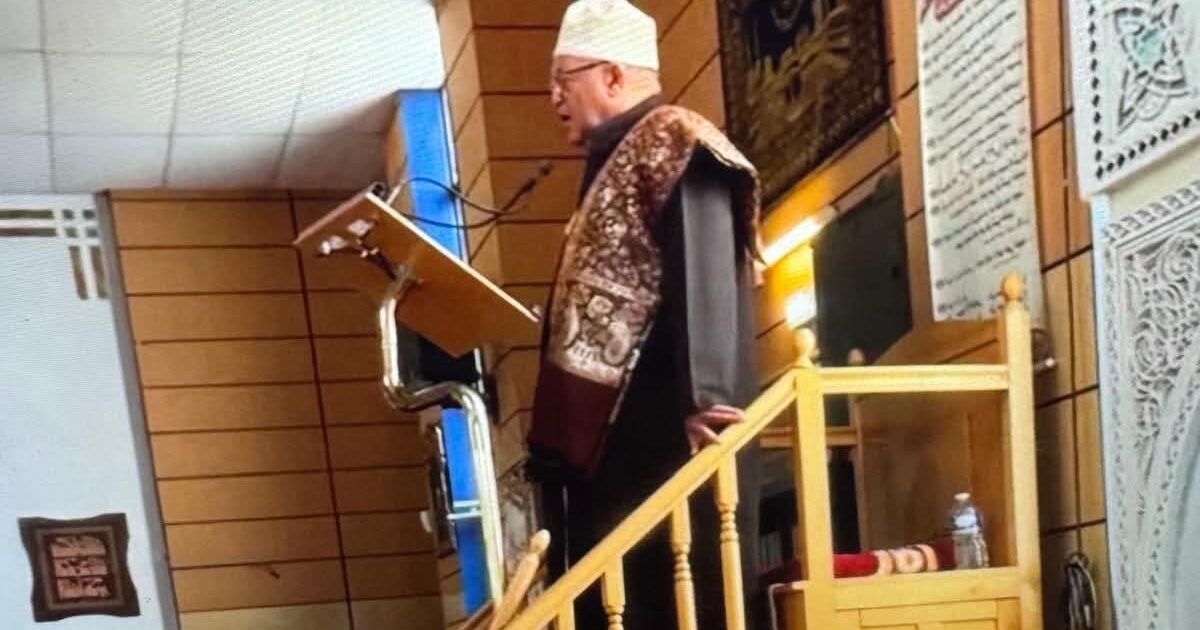 الشيخ نورالدين طويل يؤم المصلين لصلاة الجمعة بالمركز الثقافي الإسلامي بفرنسا 