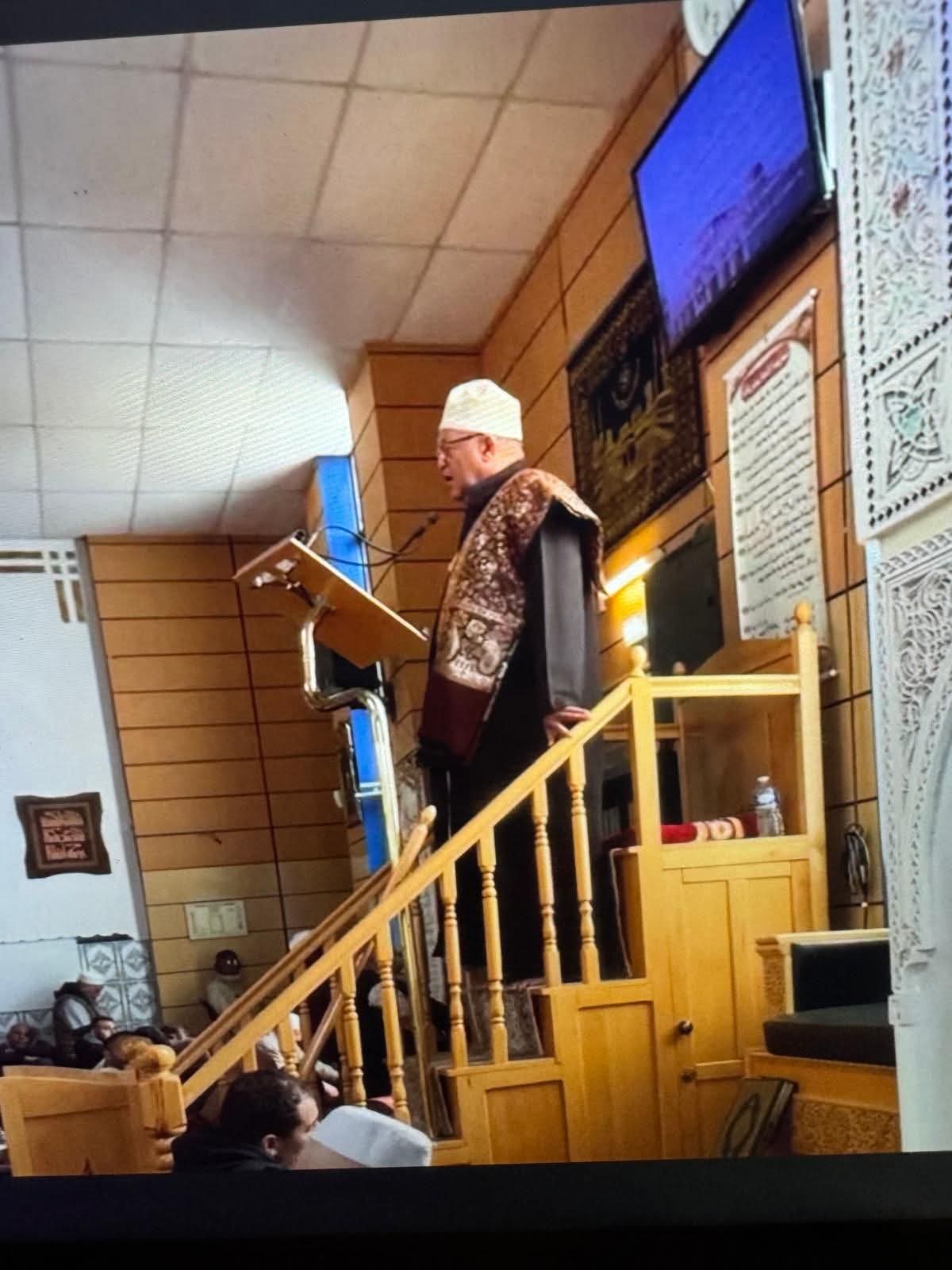 الشيخ نورالدين طويل يؤم المصلين لصلاة الجمعة بالمركز الثقافي الإسلامي بفرنسا 