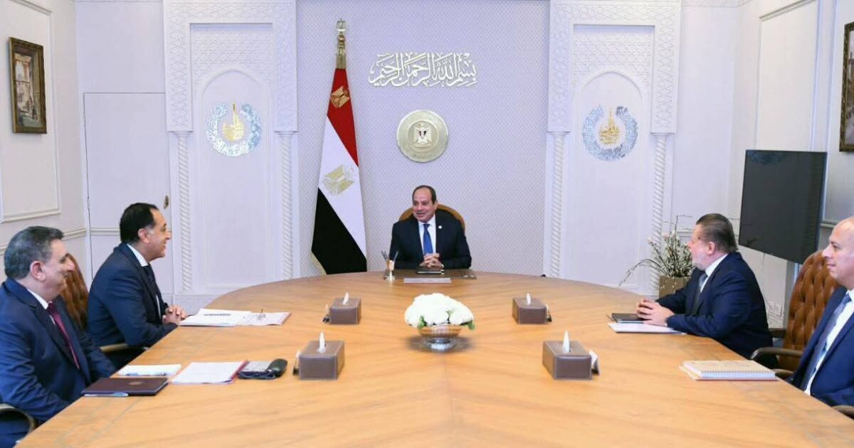 الرئيس يجتمع برئيس الوزراء ومحافظ البنك المركزي ومستشار الشؤون المالية 