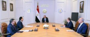 الرئيس يجتمع برئيس الوزراء ومحافظ البنك المركزي ومستشار الشؤون المالية 