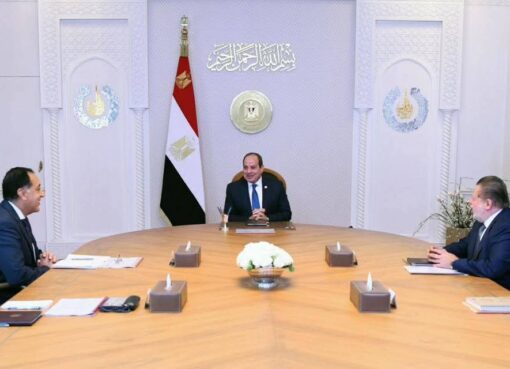 الرئيس يجتمع برئيس الوزراء ومحافظ البنك المركزي ومستشار الشؤون المالية 