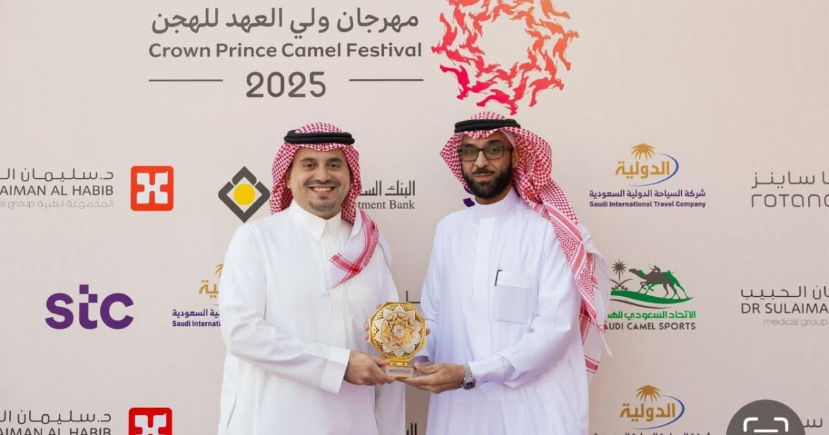 صاحب السمو رئيس الاتحاد السعودي للهجن يكرم بيئة الطائف في مهرجان ولي العهد