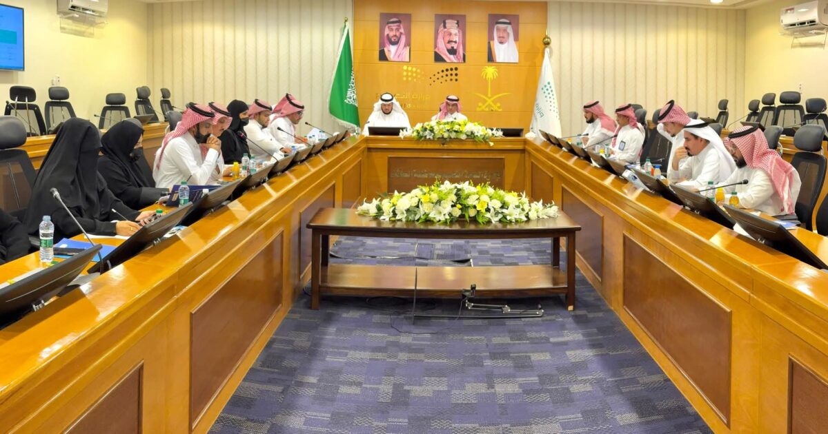 تعليم الطائف يستعرض خطة الالتزام و الانضباط المدرسي ويشيد بتعاون الأسر والمجتمع