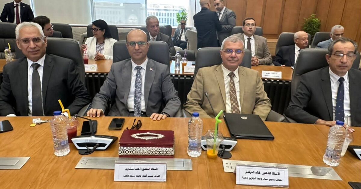 رئيس جامعة أسيوط يشهد توقيع بروتوكول منحة على المصيلحى