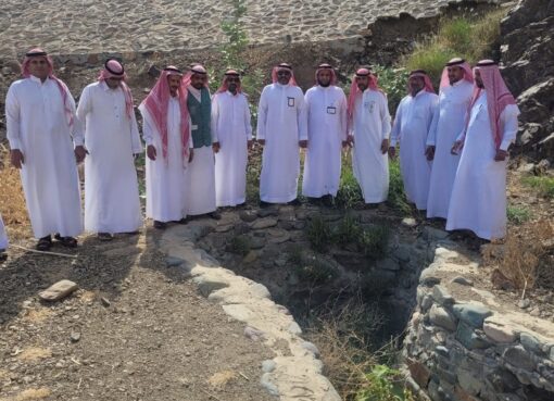 بيئة الكامل تواصل تنظيف العيون بمشاركة الجهات الحكومية والأهالي